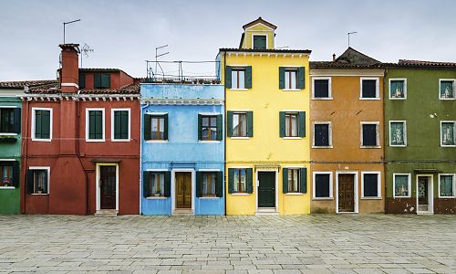 Typicky barevné ostrovní domy