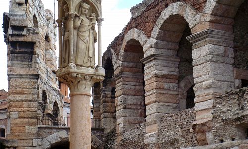 Na náměstí Piazza Bra naleznete překrásný římský amfiteátr