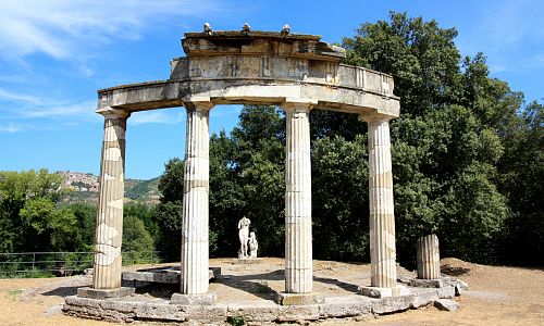 Velkolepý areál nechal ve 2. století n. l. vybudovat římský císař Hadrián