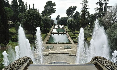  Místo překrásných zahrad a zelených parků se spoustou fontán, vodopádů a soch