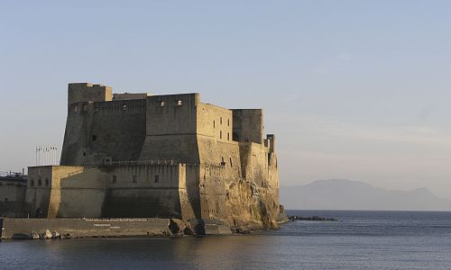 Ostrůvek, na němž se hrad nachází, byl kolonizován už v období antiky