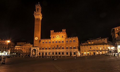 Náměstí Piazza del Campo v noci