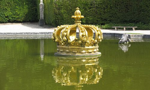 Zlatá koruna v zahradách zámku