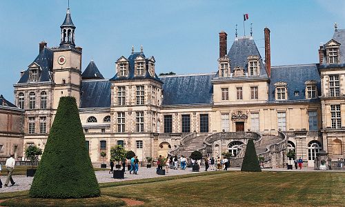Královský palác Fontainebleau leží zhruba šedesát kilometrů jižně za Paříž