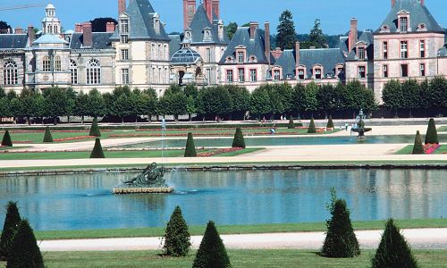 Královský palác Fontainebleau - rozsáhlý zámecký komplex je mozaikou různých budov