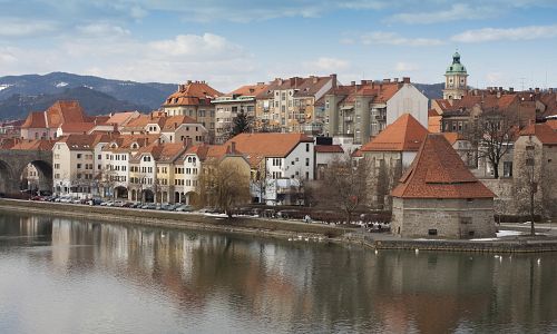 Podzimní Maribor za řekou