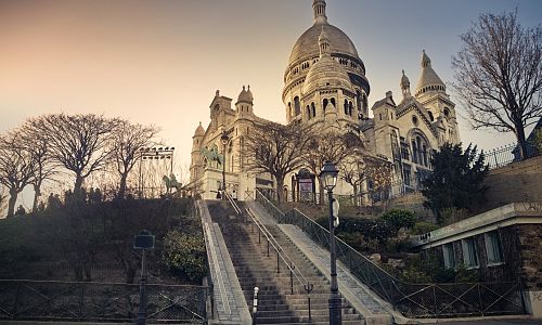 K bazilice Sacré Coeur lze vyjet lanovkou - emotivně silnější  je však jít nahoru po schodech