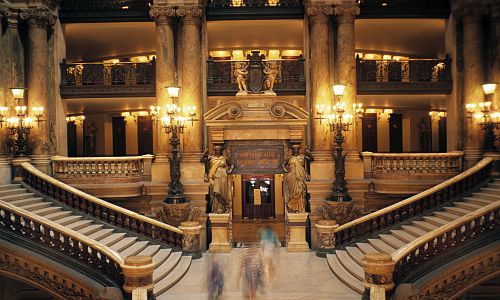Uvnitř Opery Garnier se nachází honosné mramorové schodiště