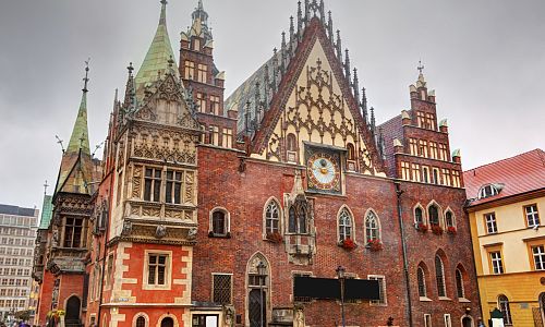 Gotická středověká radnice, která vévodí náměstí