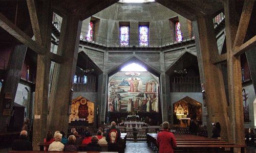 Kostel Zvěstování v Nazaretu - moderní interiér