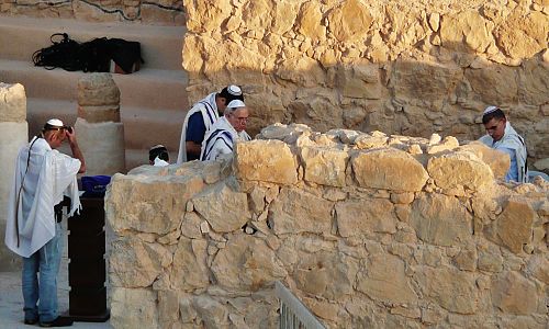 Ranní modlitba v nejstarší izraelské synagoze
