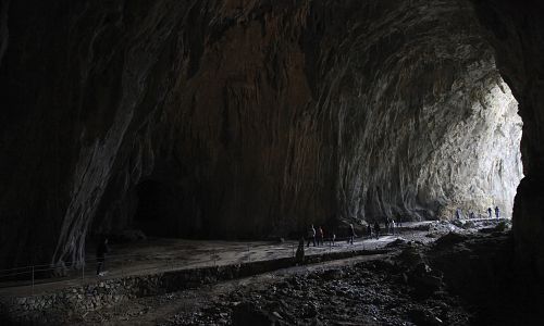 Průchod v jeskyních