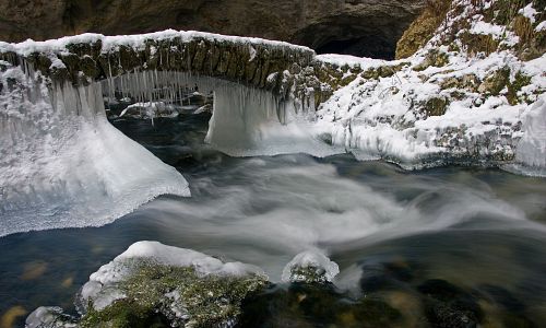 Zamrzlá jeskyně u řeky Reky