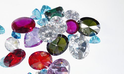 Vzácně se objevují diamanty jiné barvy než bílé