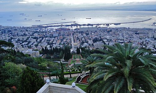 Pohled na Bahá´istické zahrady a přístav v Haifě