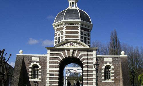 Historická stará brána v Leidenu