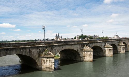 Most přes řeku Loiru v Blois