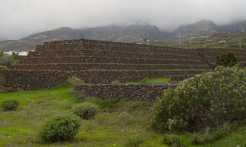 Podobají se pyramidám Mayů a Aztéků v Mexiku