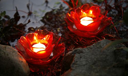 Na jezero se vypouštějí svíčky