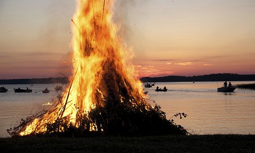 Na březích jezer se dělají velké ohně