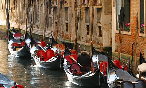 Benátské kanály s kotvícími gondolami