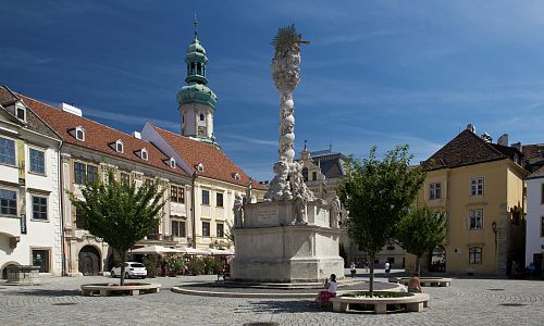 Fő tér – hlavní náměstí s morovým sloupem a požární hláskou