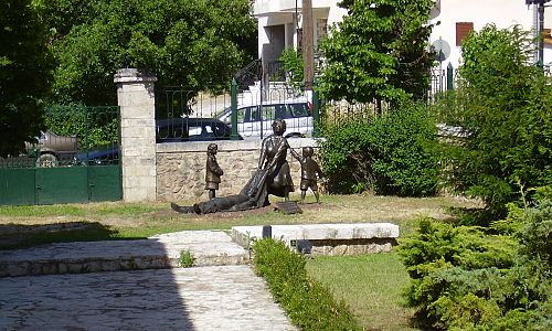 Kalavryta a památník na zavražděné muže v roce 1943