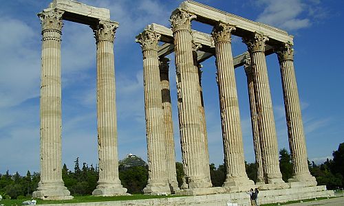 Korintské sloupy na chrámu Dia Olympského