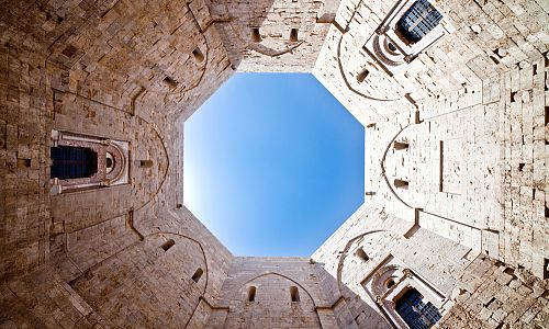 Osmičkové nádvoří hradu Castel del Monte 