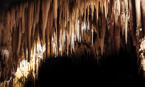Odshora visící krápníky se jmenují stalagtity
