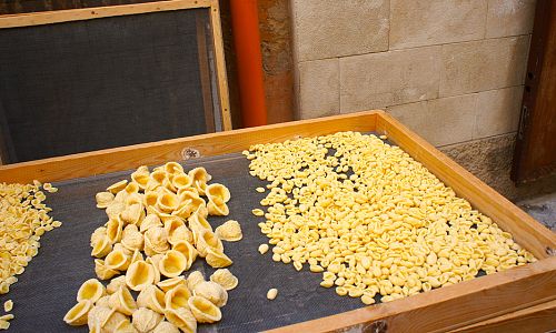 Typické těstoviny orecchiette si místní často suší na ulici 