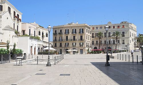 Piazza Ferrarese - náměstí u nábřeží na okraji historické části města 