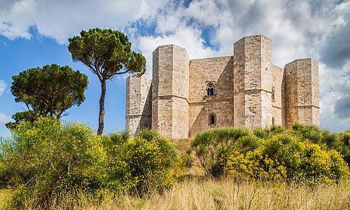 Tajemný hrad Castel del Monte ukrývá řadu záhad 