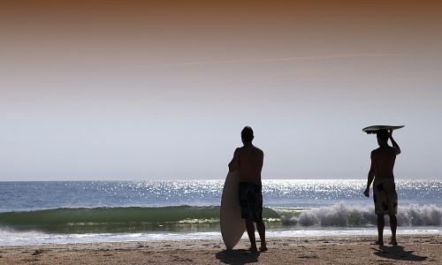 Surfaři čekají na vlny