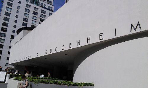 Muzeum vzniklo z popudu švýcarského báňského inženýra Solomona R. Guggenheima