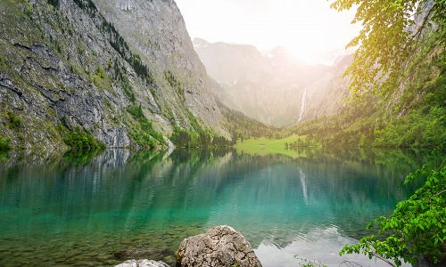 Jezero Obersee s vodopádem
