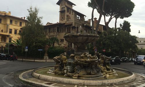 Žabí fontána v centru Coppedè 