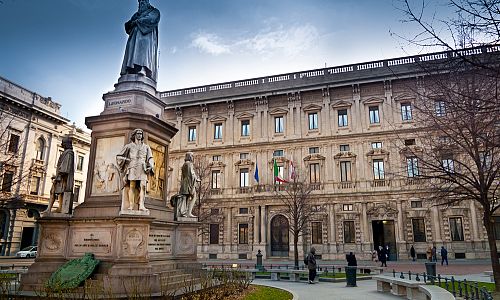 Leonardo da Vinci hledící na operu, v pozadí milánská radnice 