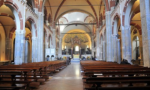 Interiér současné trojlodní baziliky 