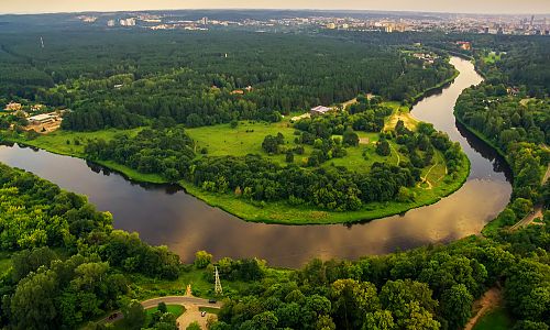 Zeleň a protékající řeka v Litvě
