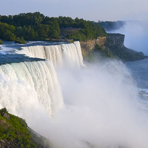 Niagarské vodopády z americké i kanadské strany