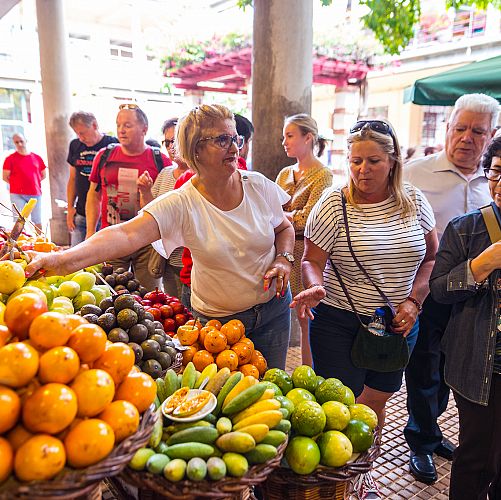 Ochutnávka ovoce na trhu