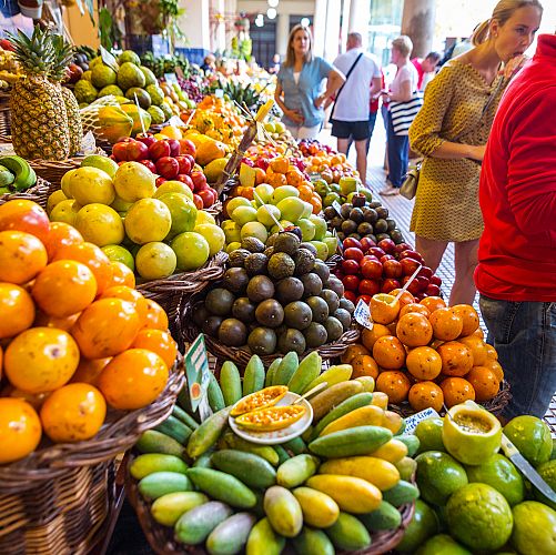 Ochutnávka ovoce na trhu