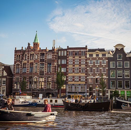 Projížďka lodí po kanálech Amsterdamu či Giethoornu