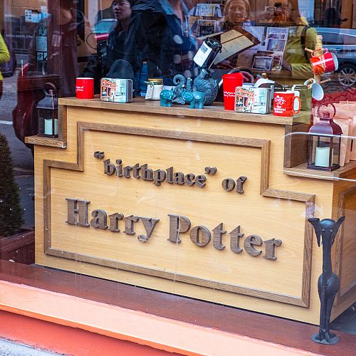 Popíjení kávy u stolu, kde vznikal Harry Potter
