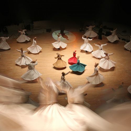 Sledování tanečního vystoupení tureckých dervišů