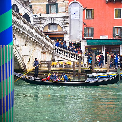 Plavba v gondole po benátských kanálech