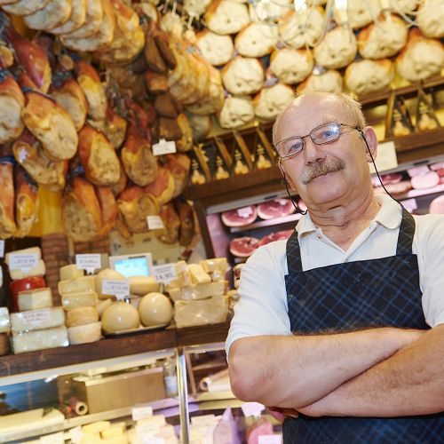 Nakupování toskánských sýrů u Šikmé věže