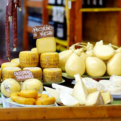 Nakupování toskánských sýrů u Šikmé věže