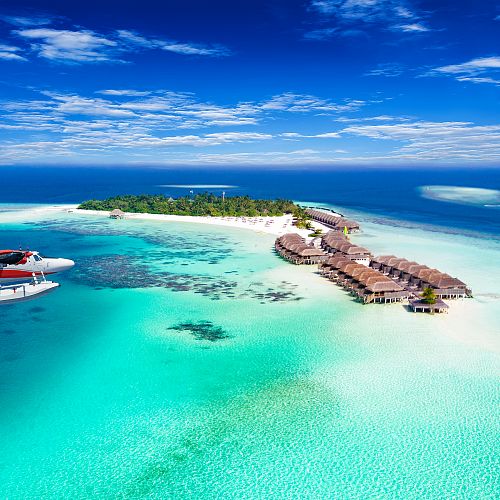 Maledivy z ptačí perspektivy - let hydroplánem